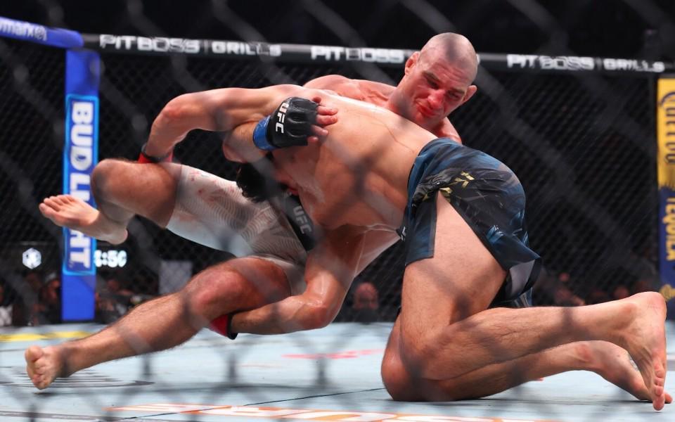开云-送车臣狼王生涯首败！UFC328中量级冠军战：斯特里克兰爆冷夺冠